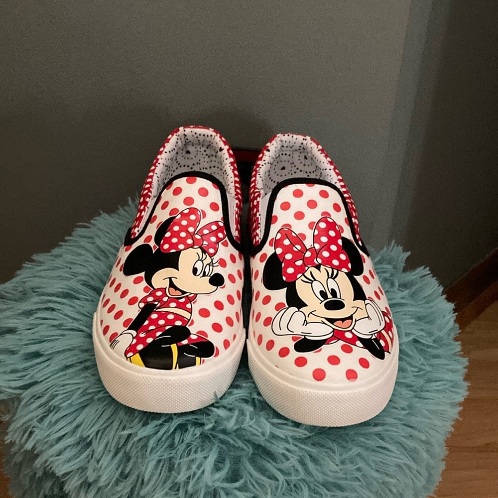 BRAND NEW GIRLS SLIP ON MINNIE MOUSE SHOES SIZE 4! NWT! SMOKE FREE HOME!